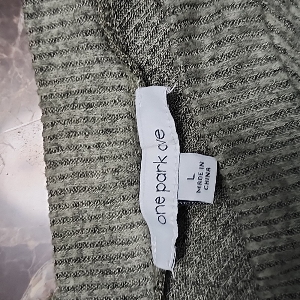 Sweater - Picture 6 of 7